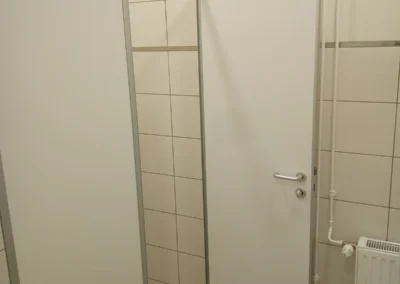 Fehér beltéri ajtó és válaszfal vizesblokk helyiségben