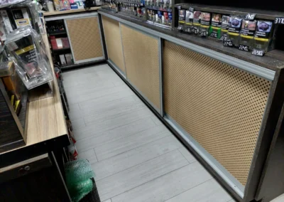 Modern dohánybolt belső tere perforált lemez betétes pulttal és cigarettás polcokkal