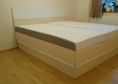 Modern, világos színű egyedi gyártású franciaágy keret matraccal egy hálószobában