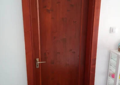 Egyedi készítésű tömörfa beltéri ajtó barna páccal