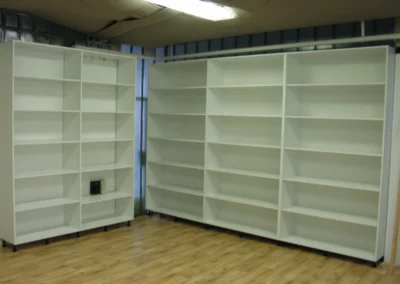 Fehér egyedi könyvespolc rendszer nagy tárolókapacitással