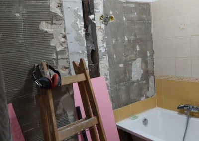 Fürdőszoba felújítás bontási munkálatokkal, látható vízvezetékekkel és előkészített padlóval