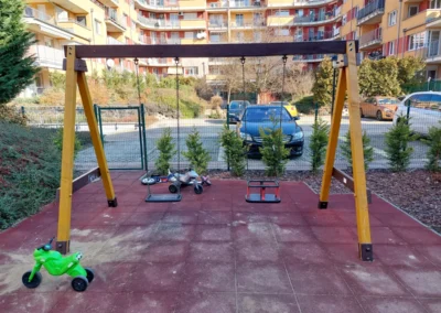 Felújított játszótéri hinta gumiburkolatos felületen