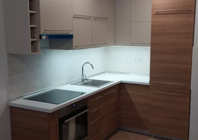 Kis méretű modern konyhabútor fehér és fa dekor kombinációval