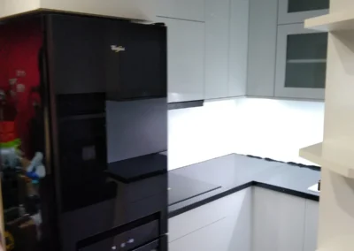 Minimalista fehér-fekete konyha LED világítással
