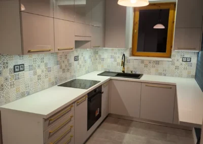 Minimalista világos konyhabútor mintás csempe hátfallal