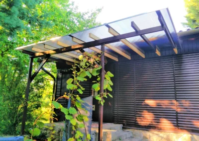 Modern pergola építése polikarbonát tetővel