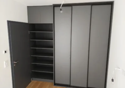 Szürke tolóajtós modern beépített gardróbszekrény