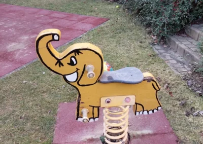 Felújított rugós játszótéri elefánt játék gumiburkolaton
