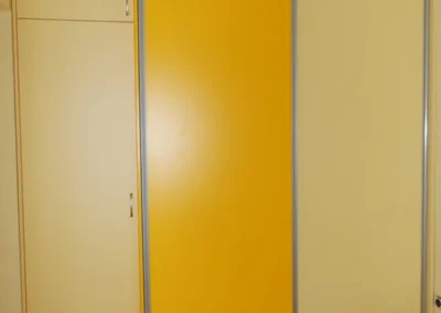 Sárga és fehér tolóajtós egyedi gardróbszekrény
