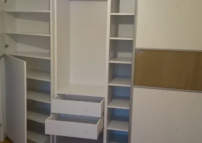 Tolóajtós gardróbszekrény belső polcokkal és fiókokkal